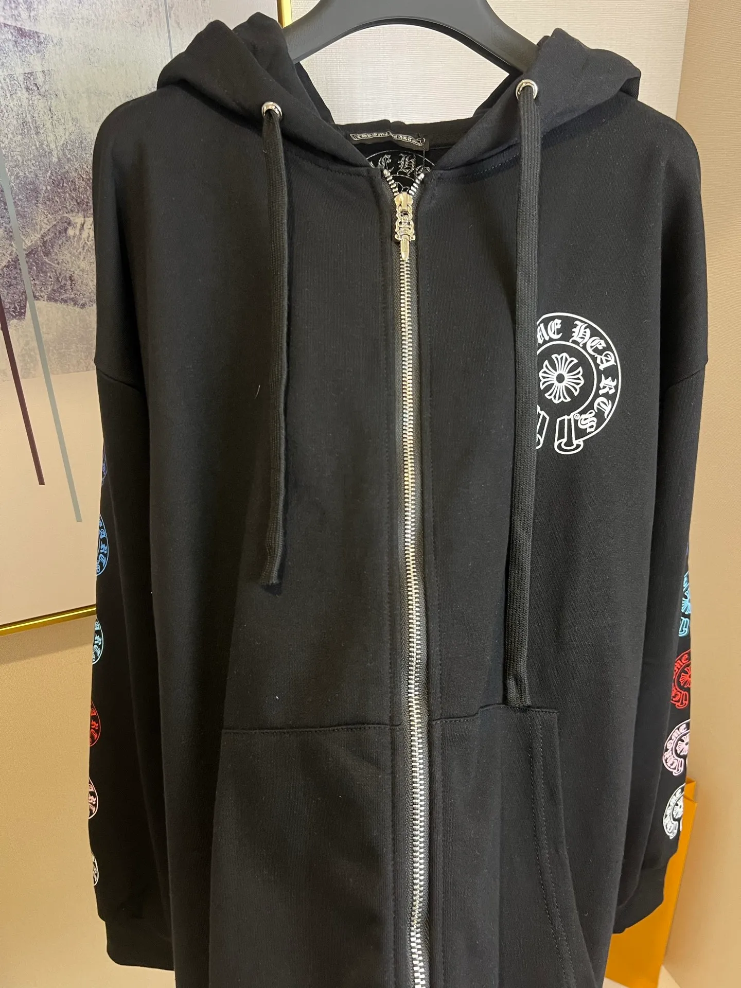 P360 Size: S/M/L/XL White/Black Unisex Chrome Hearts classic colorful horseshoe zipper sweatshirt jacket, customized fabric Sanskrit contrasting color Large and comfortable version The color combination is super nice! Full of high-end, so handsome, and a must-have, it’s worth buying!  ⚠️Washing method: For pure cotton products, please wrap the laundry bag inside out and machine wash quickly in cold water! ! Do not soak/wash in warm water!